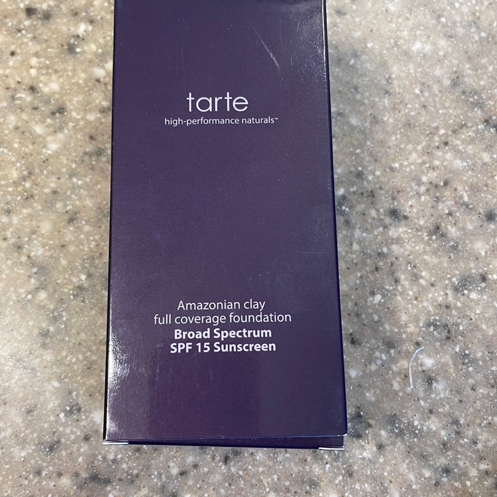 Tarte Amazonian Clay Foundation, light sand, 22S